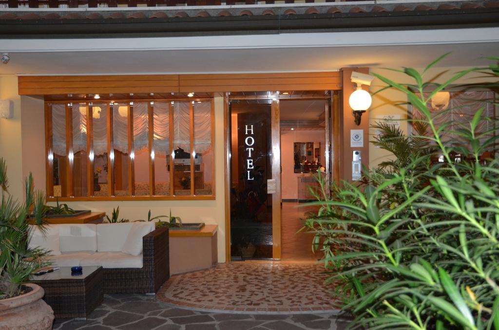 Hotel Monique Cervia Kültér fotó